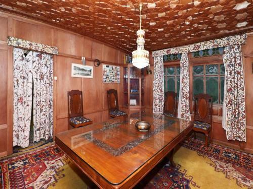 Oyo 45251 Billoo Palace Houseboat