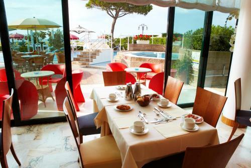 Ruhl Beach Hotel & Suites