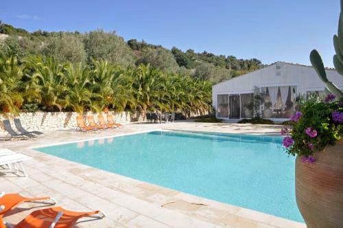 Marina Di Ragusa Villa Sleeps 20 Air Con