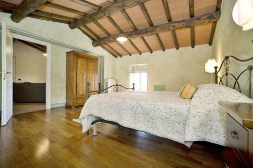 Petrognano Villa Sleeps 11 Wifi