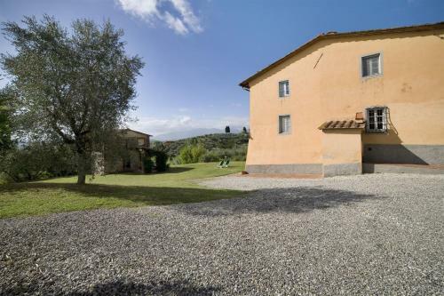 Petrognano Villa Sleeps 11 Wifi