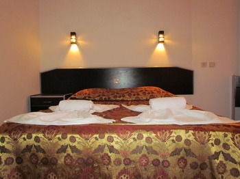 Gold Twins Suit Hotel