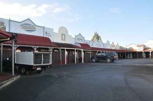 Motel The Village Inn Hotel
