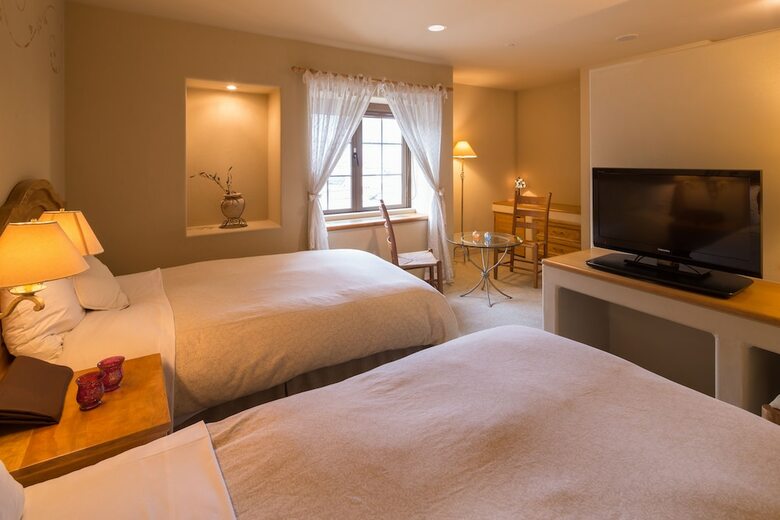 Hotel Poppy Springs Resort & Spa