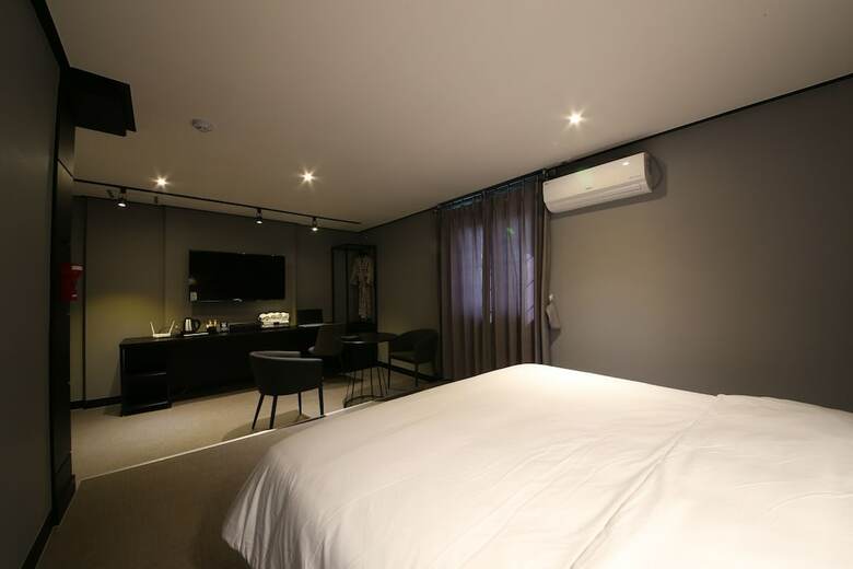 Almond Hotel Gupo Station