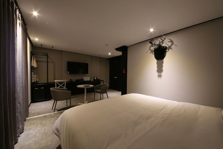 Almond Hotel Gupo Station