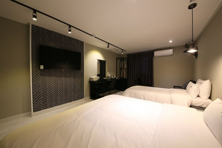 Almond Hotel Gupo Station