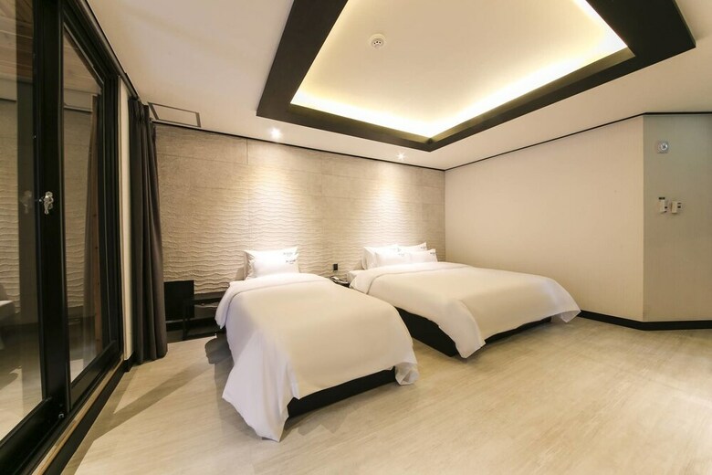 Almond Hotel Gupo Station