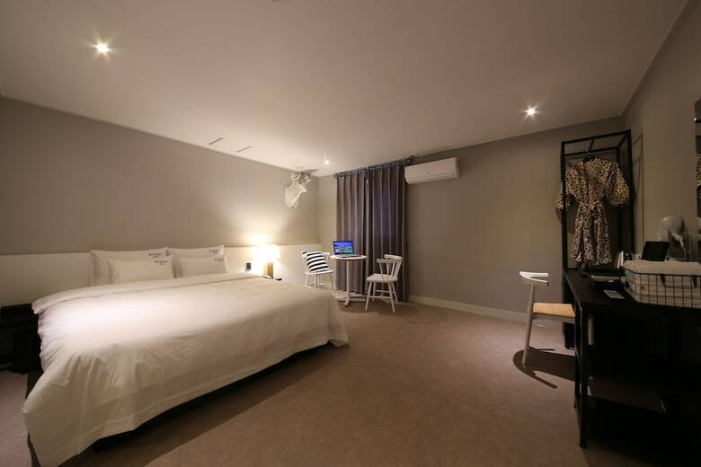 Almond Hotel Gupo Station