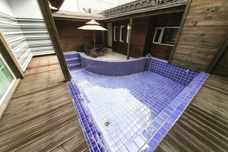 Almond Hotel Gupo Station