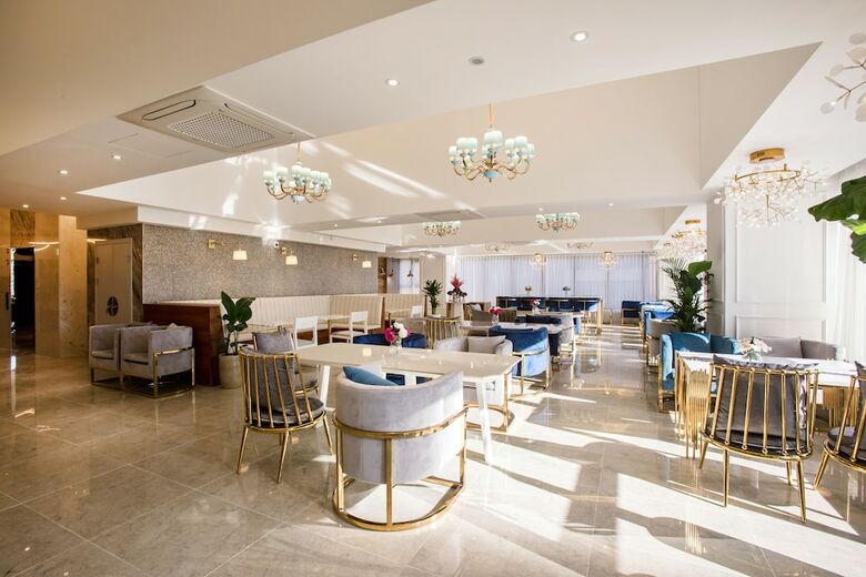 Baymond Hotel