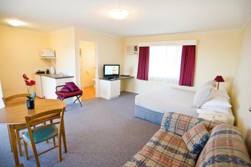 Redwood Manor Motel Apartments