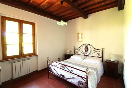 Sant'anastasio Villa Sleeps 24 Pool