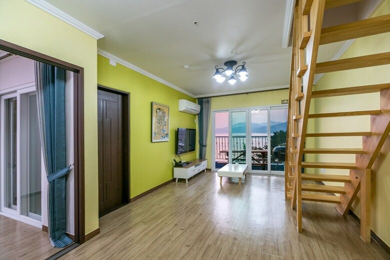 Tongyeong Beach Castle Hotel