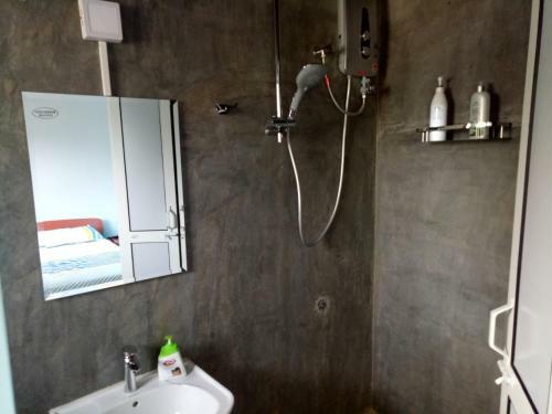 Hostal This Is It Airport Hotel And Restaurant