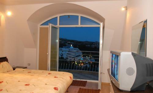 Hotel Avis