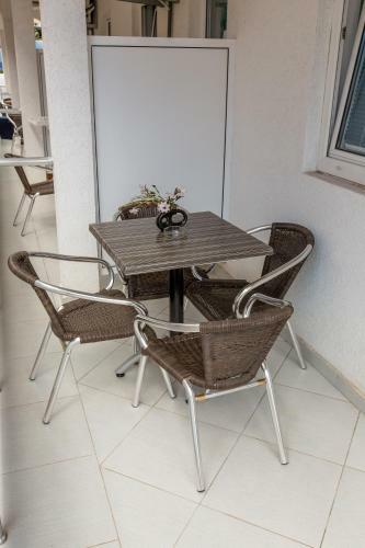 Apartments Lekovic