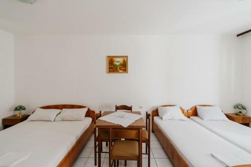 Apartments And Rooms Sole Mar
