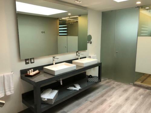 Hotel Kaia Suites