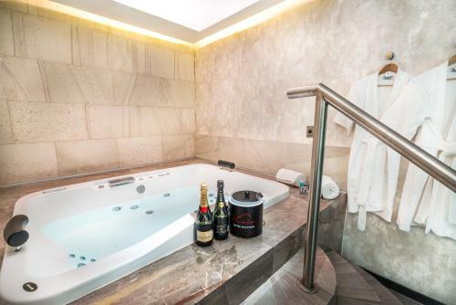 Hotel Kaia Suites