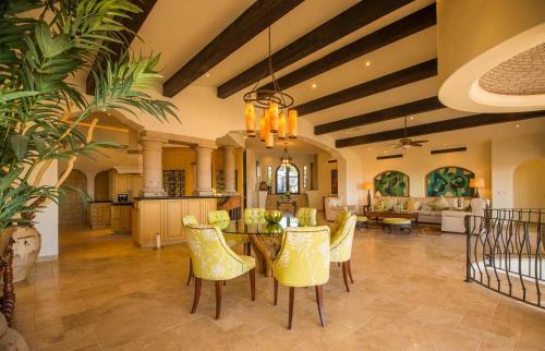 Luxurious Golf Getaway For 14, Villa De Los Faros
