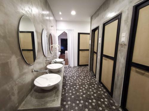 Iconic Suites & Pods Hotel