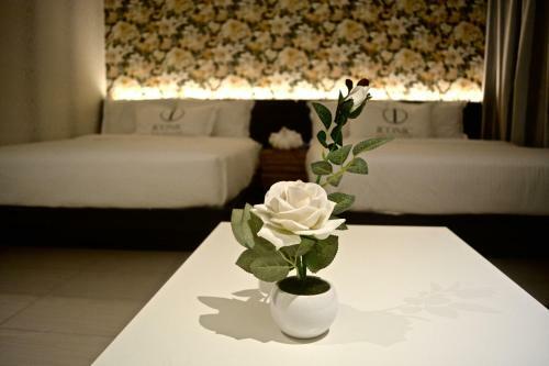 Iconic Suites & Pods Hotel