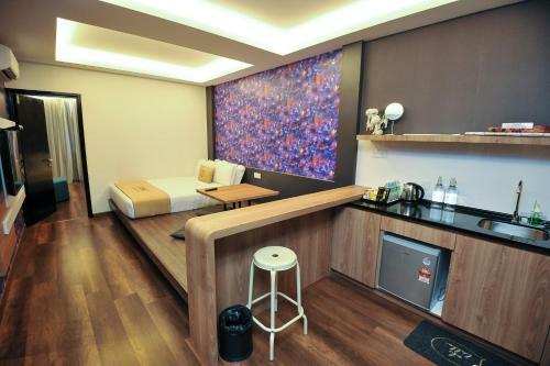 Iconic Suites & Pods Hotel