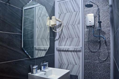 Iconic Suites & Pods Hotel