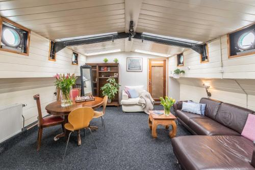 Bed & Breakfast Houseboat R�ussi