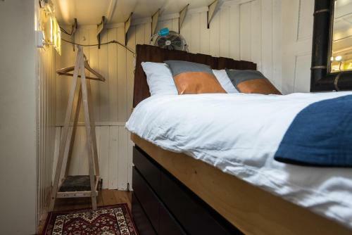 Bed & Breakfast Houseboat R�ussi