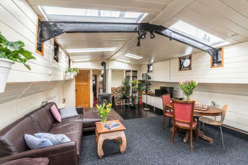 Bed & Breakfast Houseboat R�ussi
