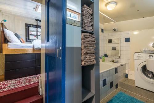 Bed & Breakfast Houseboat R�ussi