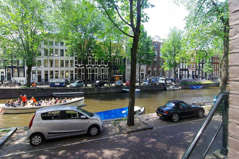 Hostal 1637: Historic Canal View Suites