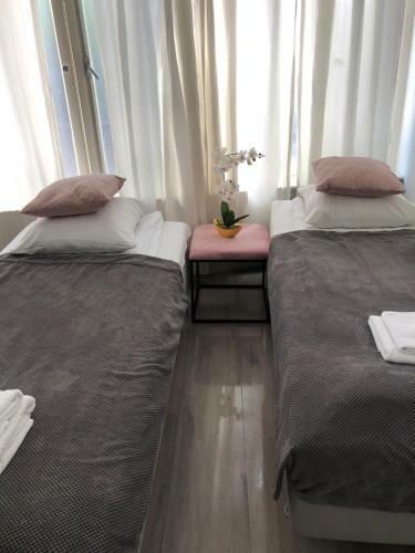 Bed & Breakfast Amsroom - Females Only