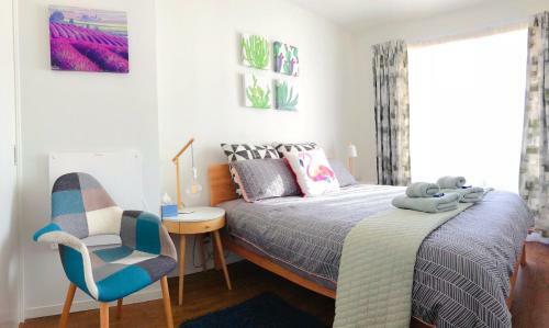 Heart Of Downtown - Sunny Botanical Style Apartment