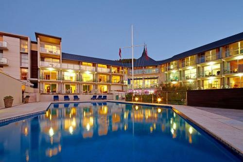 The Moorings - Luxury Waterfront Apartment