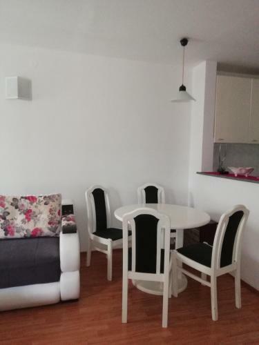 Apartmansko Naselje "jezero"