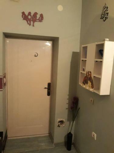 Hostal Mini Room - Bed & Toilet