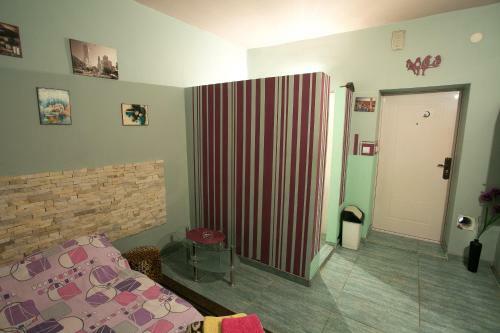 Hostal Mini Room - Bed & Toilet
