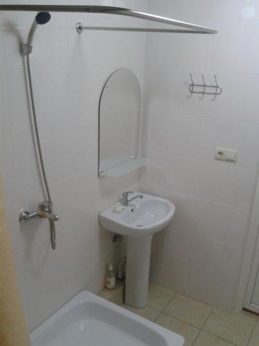 Hostal Guesthouse Samburova 210