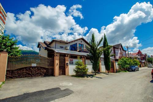 Hostal Guest House On Kabardinskoy 1