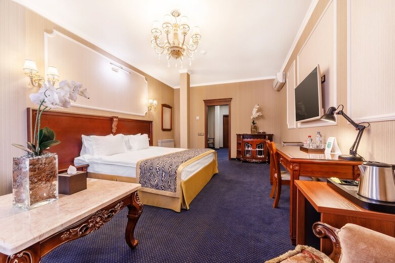 Hotel Dinastiya