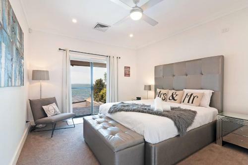 Lake Front Home Arcadia Vale // 6 Bdr // Pool, Spa & Jetty