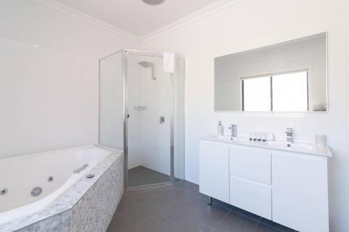 Lake Front Home Arcadia Vale // 6 Bdr // Pool, Spa & Jetty