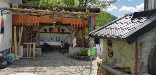 Villa Hotri House On The River Island