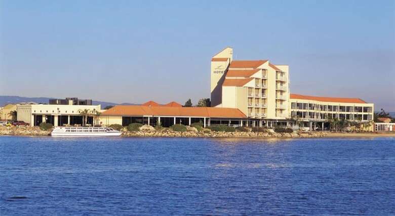 Hotel The Lakes Resort