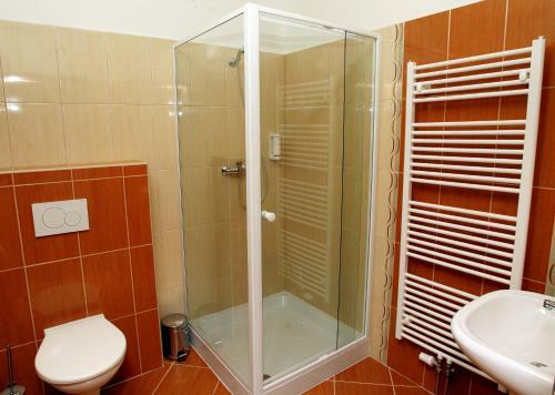 Hotel Na Farm? Cho?ovice