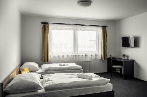 Hotel Na Farm? Cho?ovice