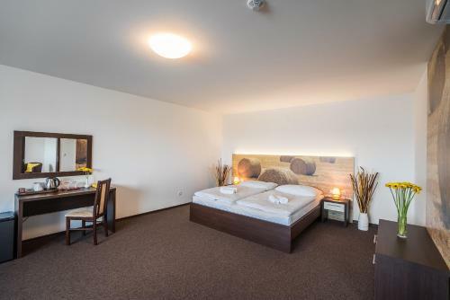 Hotel Na Farm? Cho?ovice